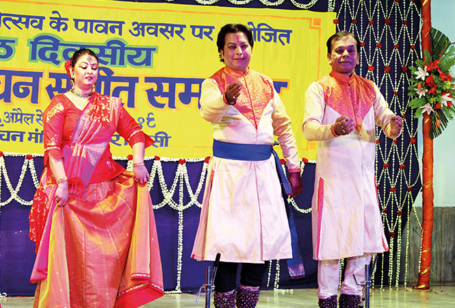 (L-R) Ipshita Mishra, Pt Ram Mohan Maharaj and Pt Krishn  Mohan Maharaj (BCCL/ Arvind Kumar)