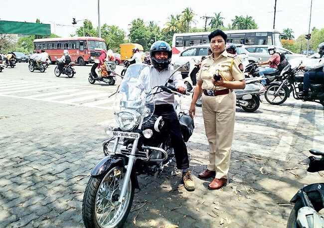 After rewarding random motorists for their clean records, traffic cops click a selfie with them under the new initiative, which is offering discounts at shops and eateries since the last one month After rewarding random motorists for their clean records, traffic cops click a selfie with them under the new initiative, which is offering discounts at shops and eateries since the last one month