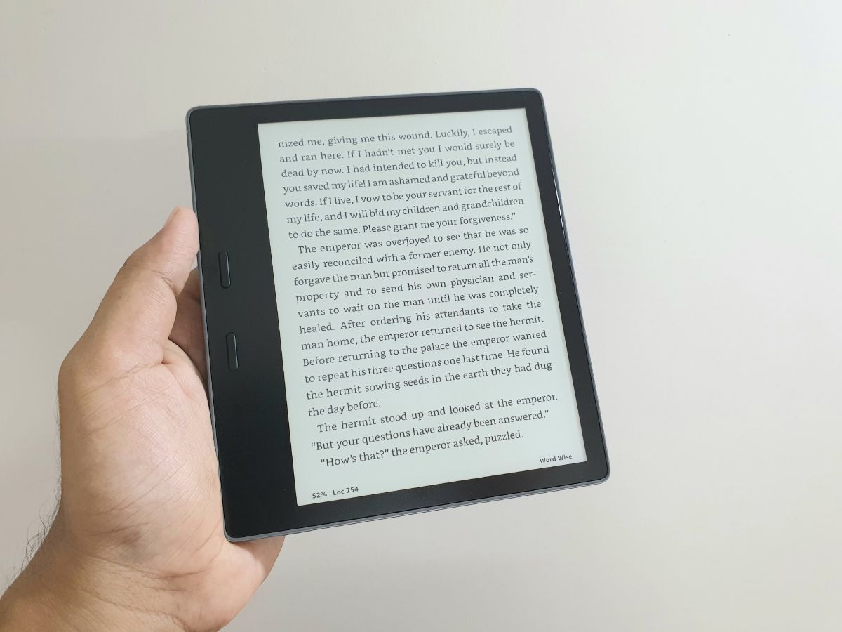 Kindle review: Amazon Kindle Oasis (10th generation) review: Light and ...