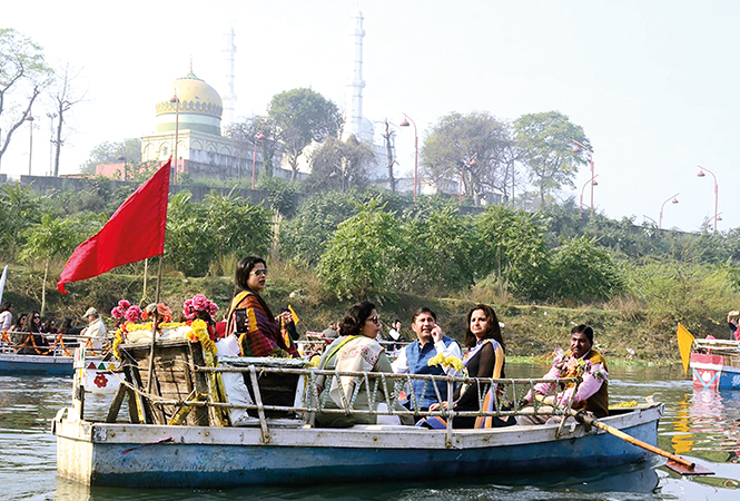 City folk enjoyed a live music performance while going boating in river Gomti (BCCL/ Aditya Yadav)
