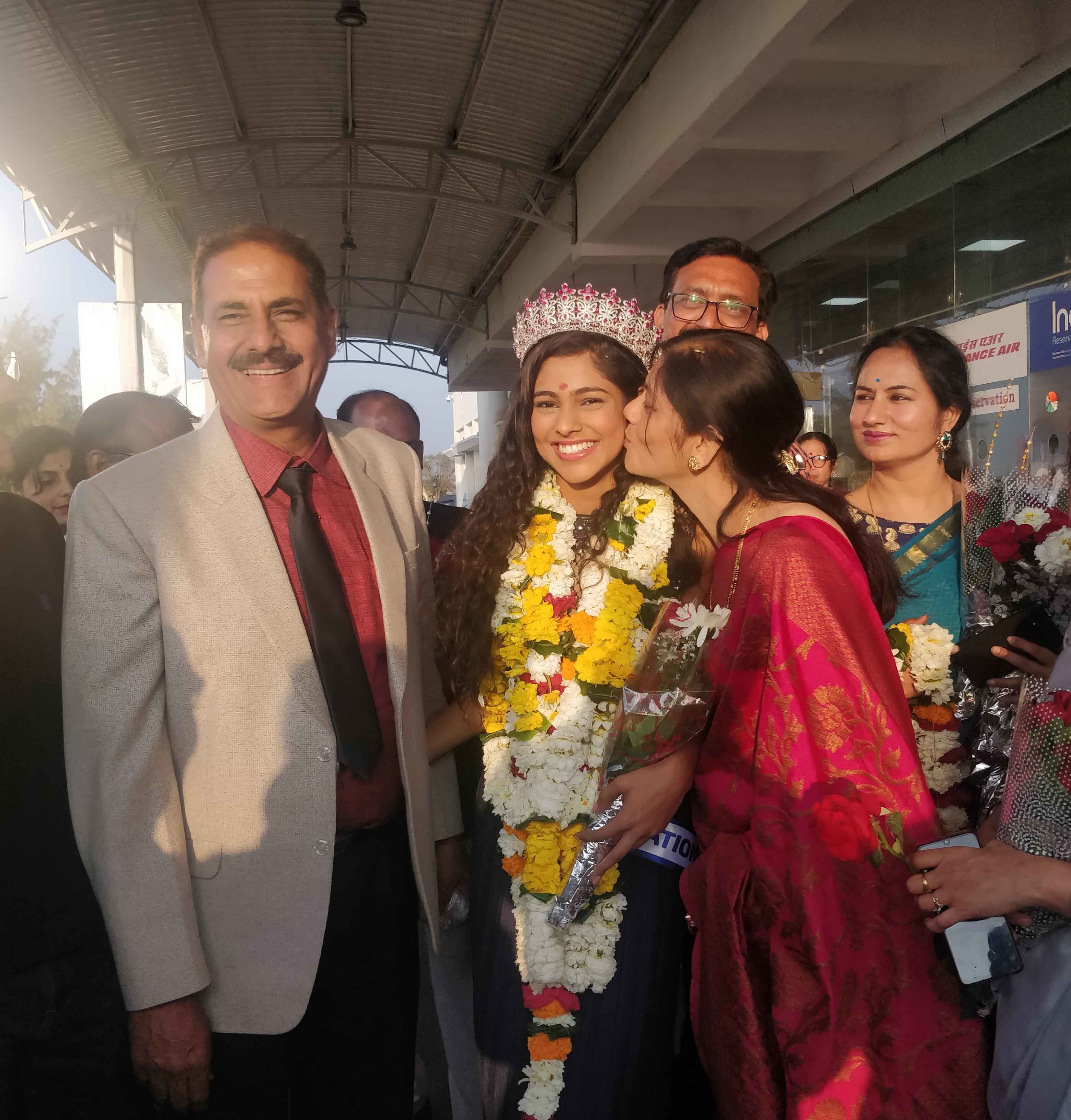 Airport welcome at Jabalpur. Father Rajesh Choudhary was proud of her while mother Rita plants a peck on her cheek with love