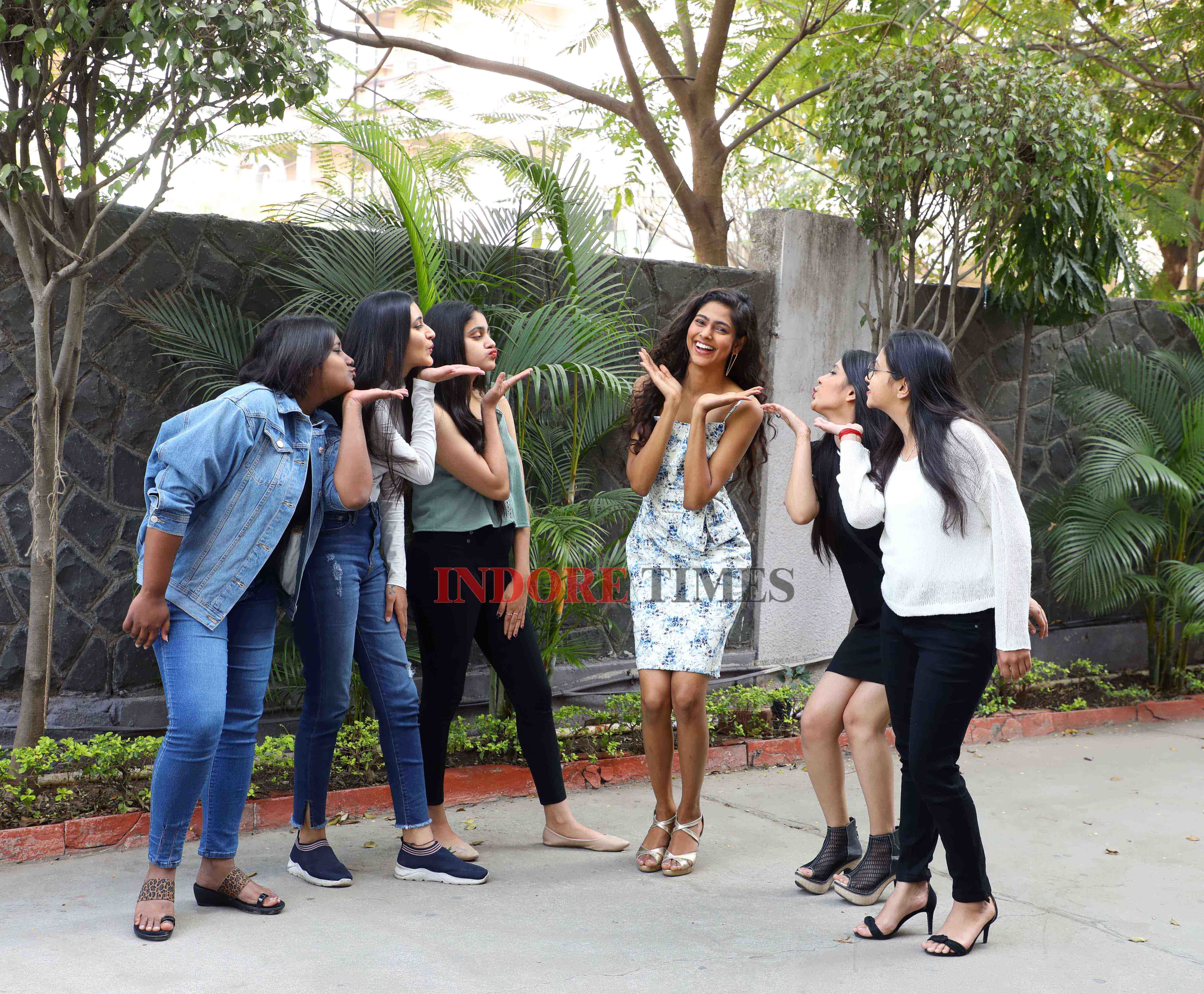 Aavriti and her college friends_edit(2)