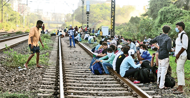 Hundreds of migrant workers squatted along the tracks between Ghatkopar and Vikhroli, waiting for a train to take them home (Photo by Raju Shelar)