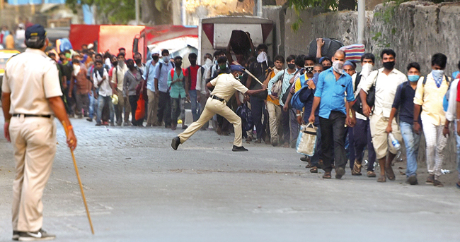 Migrant workers line up in Ghatkopar, challenging the police (Photo by Raju Shelar)