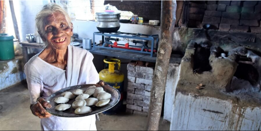this 85 year old woman is selling idli sambar to migrant workers for re 1 times of india travel this 85 year old woman is selling idli