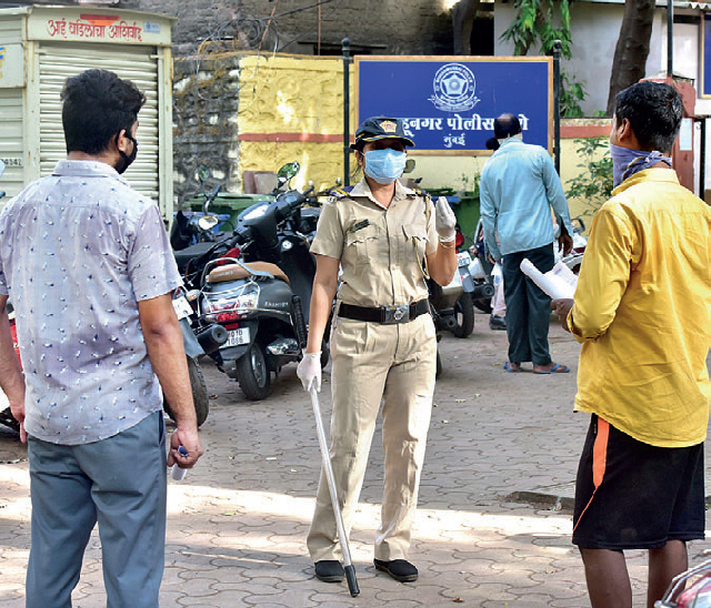 Constable Sandhya Shilvant has cremated six bodies, including four in one day Constable Sandhya Shilvant has cremated six bodies, including four in one day