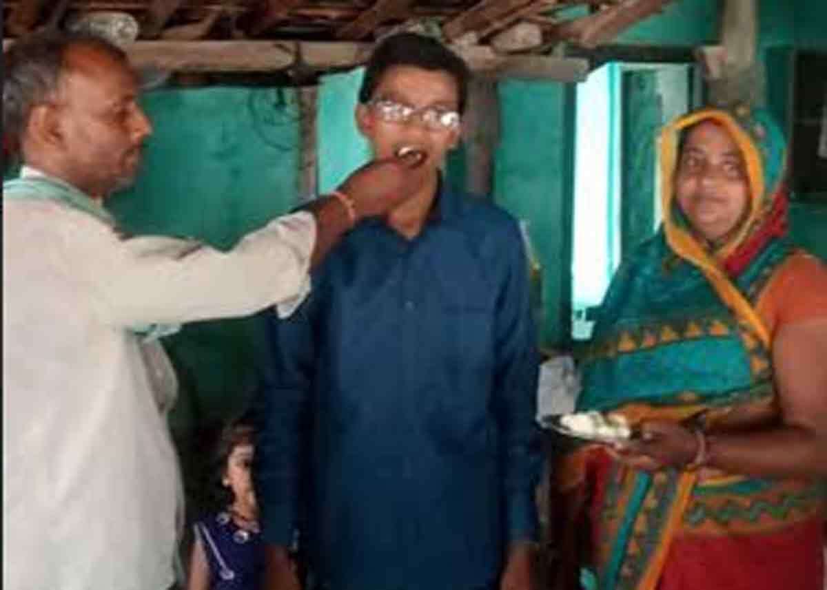 Durgesh Kumar with his parents. Durgesh Kumar