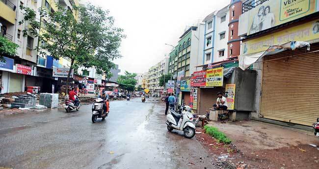 Some 1,500 business owners in Narhe have decided to keep their shops open despite the announcement of the stringent lockdown in following days; some said this is their last attempt to revive the business, before they flee the city or even consider suicide, such is their state