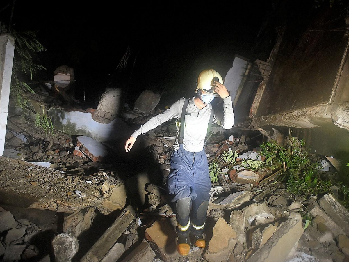Bandra building collapse. Photo by Satyajit Desai/ MMCL Bandra building collapse. Photo by Satyajit Desai/ MMCL