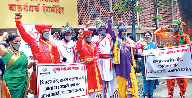 Dressed in dance costumes, assembled artistes resorted to a symbolic protest