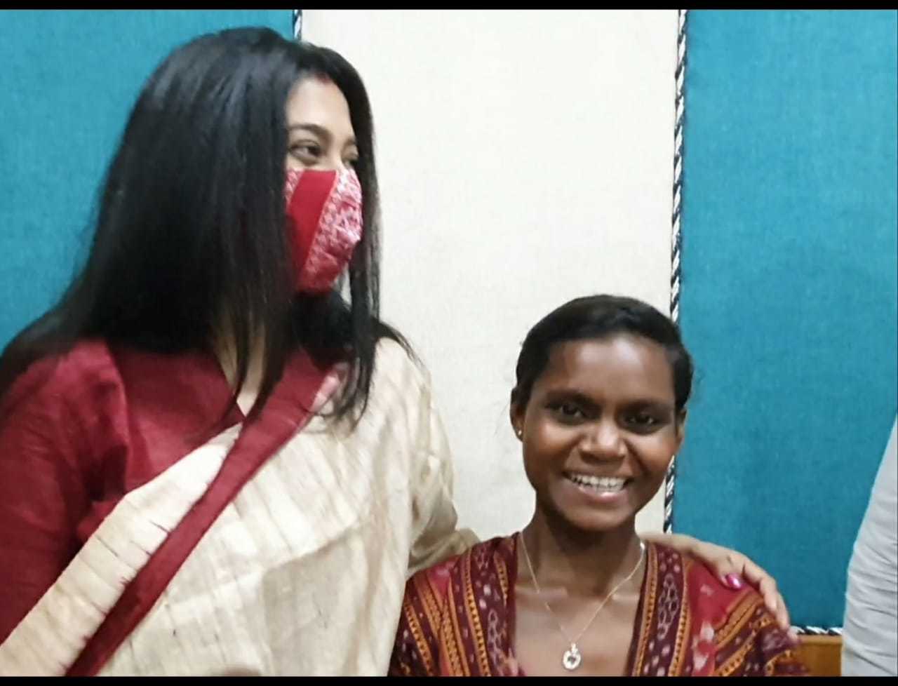 Varsha helps tribal girl.