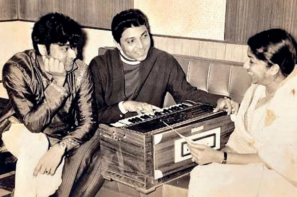 Nareshbhai and elder brother Mahesh Kanodia (centre), with legendary Bollywood singer Lata Mangeshkar