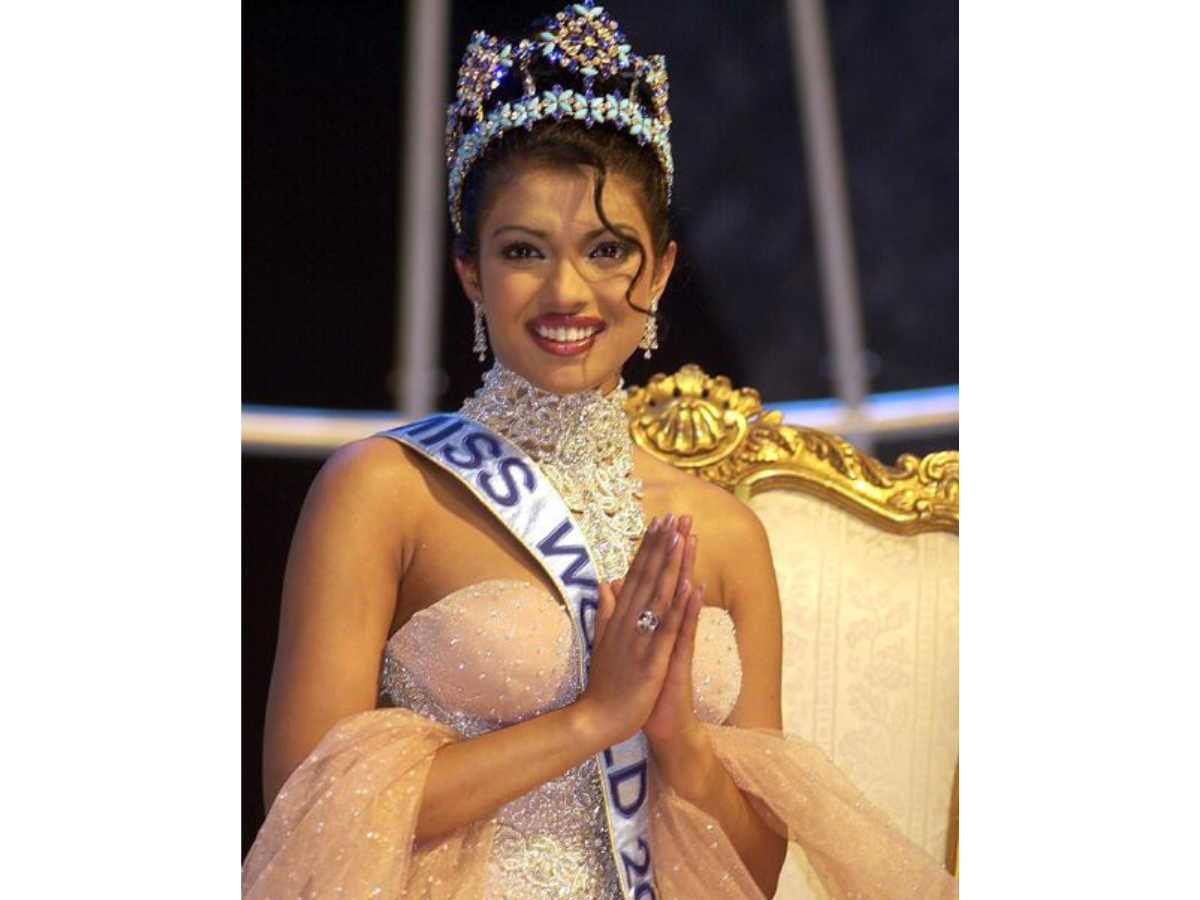 When Priyanka Chopras Dress Was Taped To Her During Her Miss World 2169