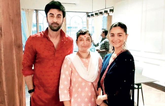 Ranbir Kapoor, Alia Bhatt celebrated Diwali with their staff (INSTAGRAM/RANBIR_KAPOOR82)