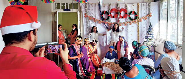 COVID workers of Sardar Vallabhbhai Patel Pune Cantonment Hospital celebrate Christmas, making time for little cheer from their busy schedules; PIC: RAHUL DESHMUKH