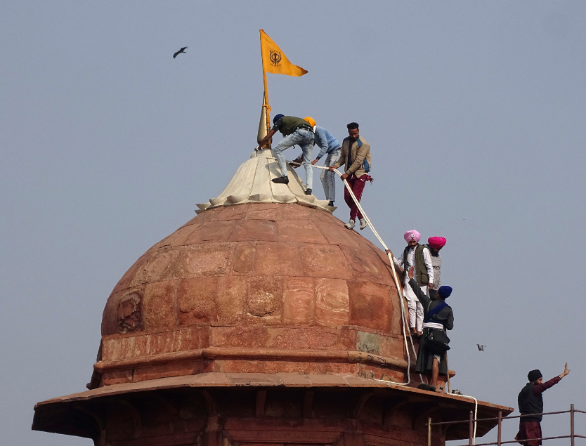 Sikhs hoist a Nishan Sahib, a Sikh religious flag, on Red Fort.635AP