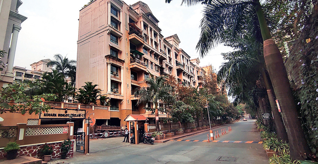 The Konark Indrayu Enclave Phase-I building has been facing these issues from February 23 or so; PIC: MANOJ BIDKAR