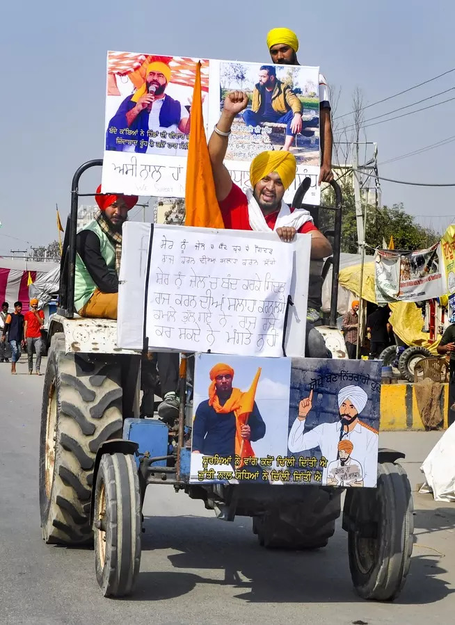 Sonipat: Supporters move towards the Singhu border to take part in farmers&#39; prot...
