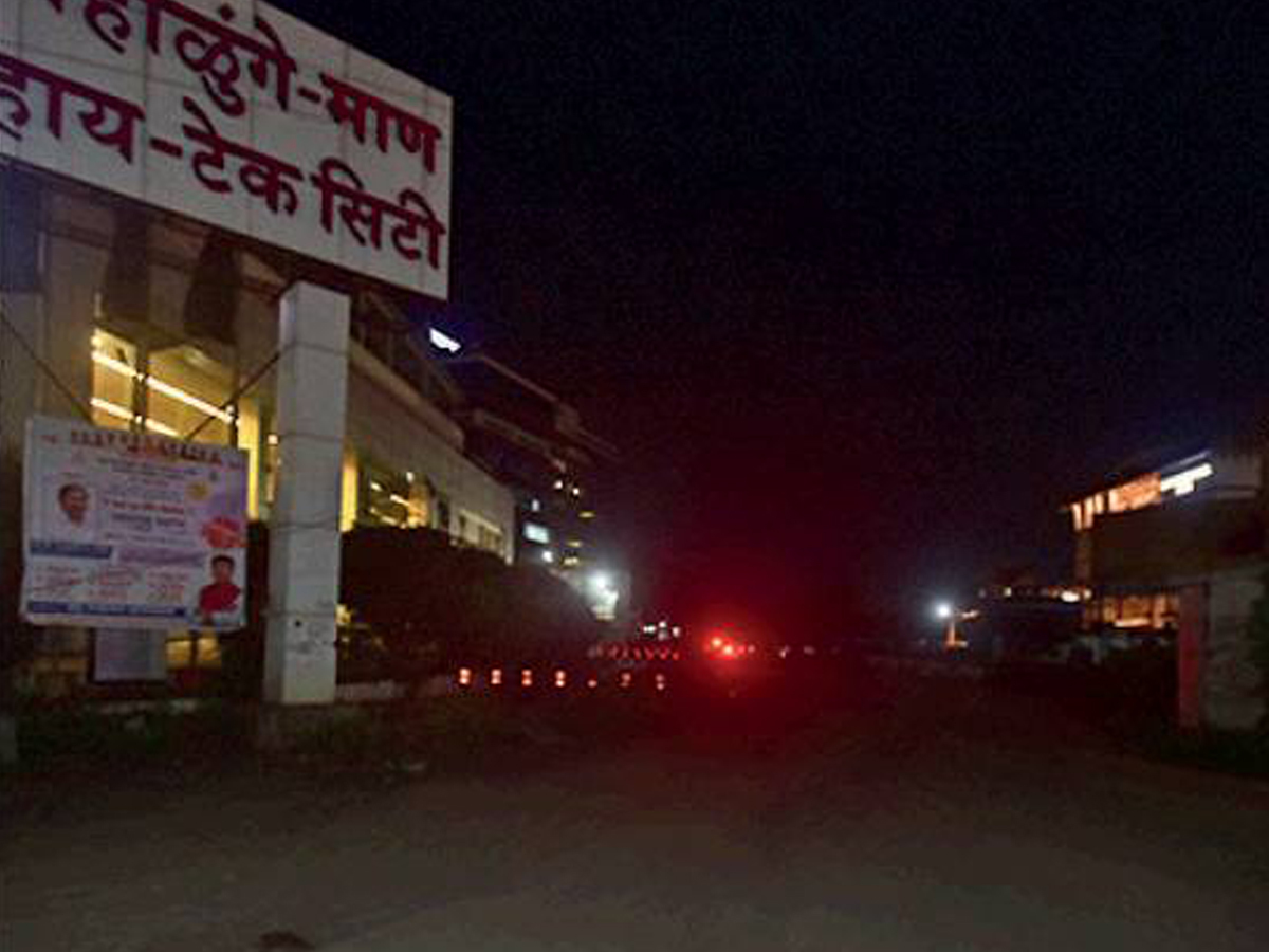 There are no street lights on the Mhalunge-Mann Hi-Tech City Road