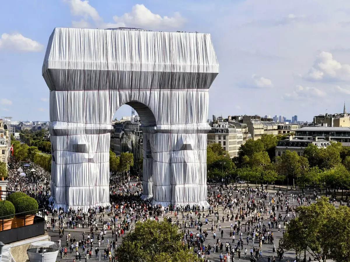 Arc De Triomphe, Wrapped in silver: Paris' Arc De Triomphe is now wrapped  in 270,000 sq ft of fabric