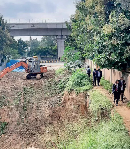 The dug-up stretch becomes impossible to cross during the rains; the lack of streetlights and safety measures make it unsafe for walking