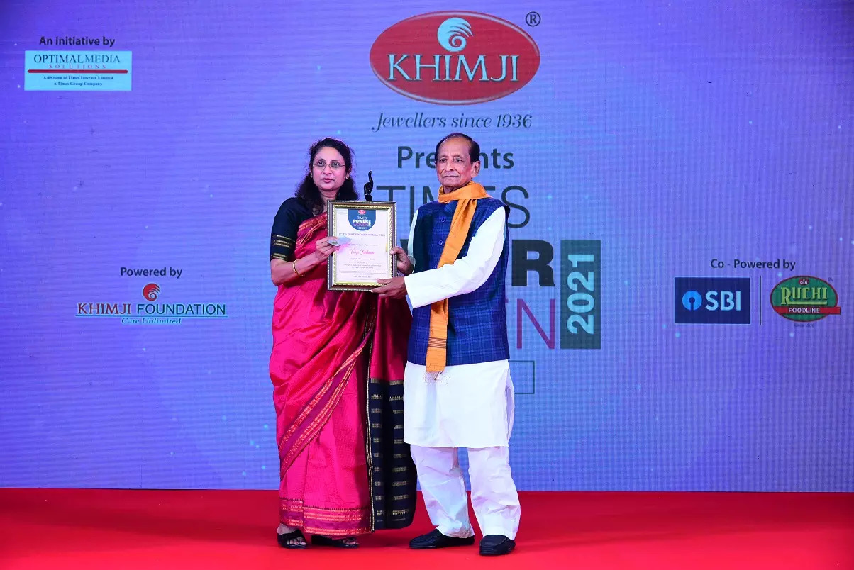 Vidya Krishnan, CGM, SBI, Bhubaneswar Circle receives award from Surjya narayan Patro (1) (1)