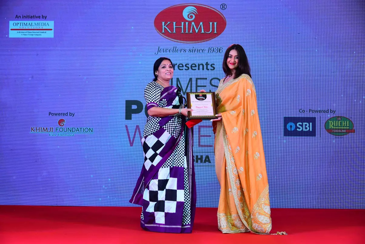 Baijayanti Sahoo receives award from Ileana D Cruz