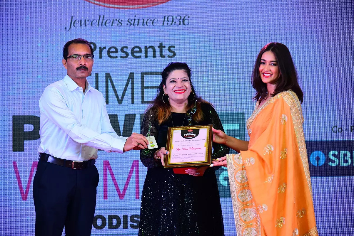 Ittun Mohapatra receives award from Shyama Bhakta Mishra, MD, Boyanika