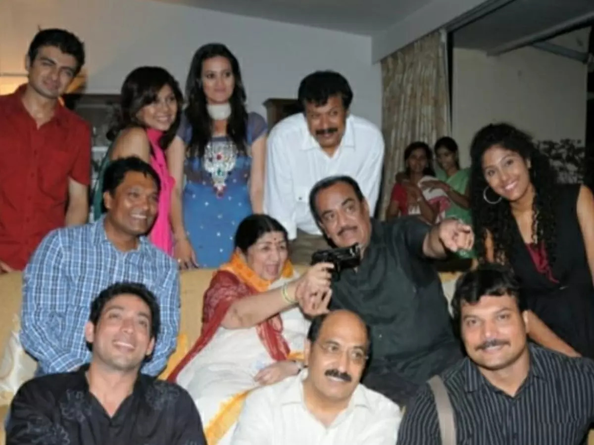 CID team with Lata Mangeshkar