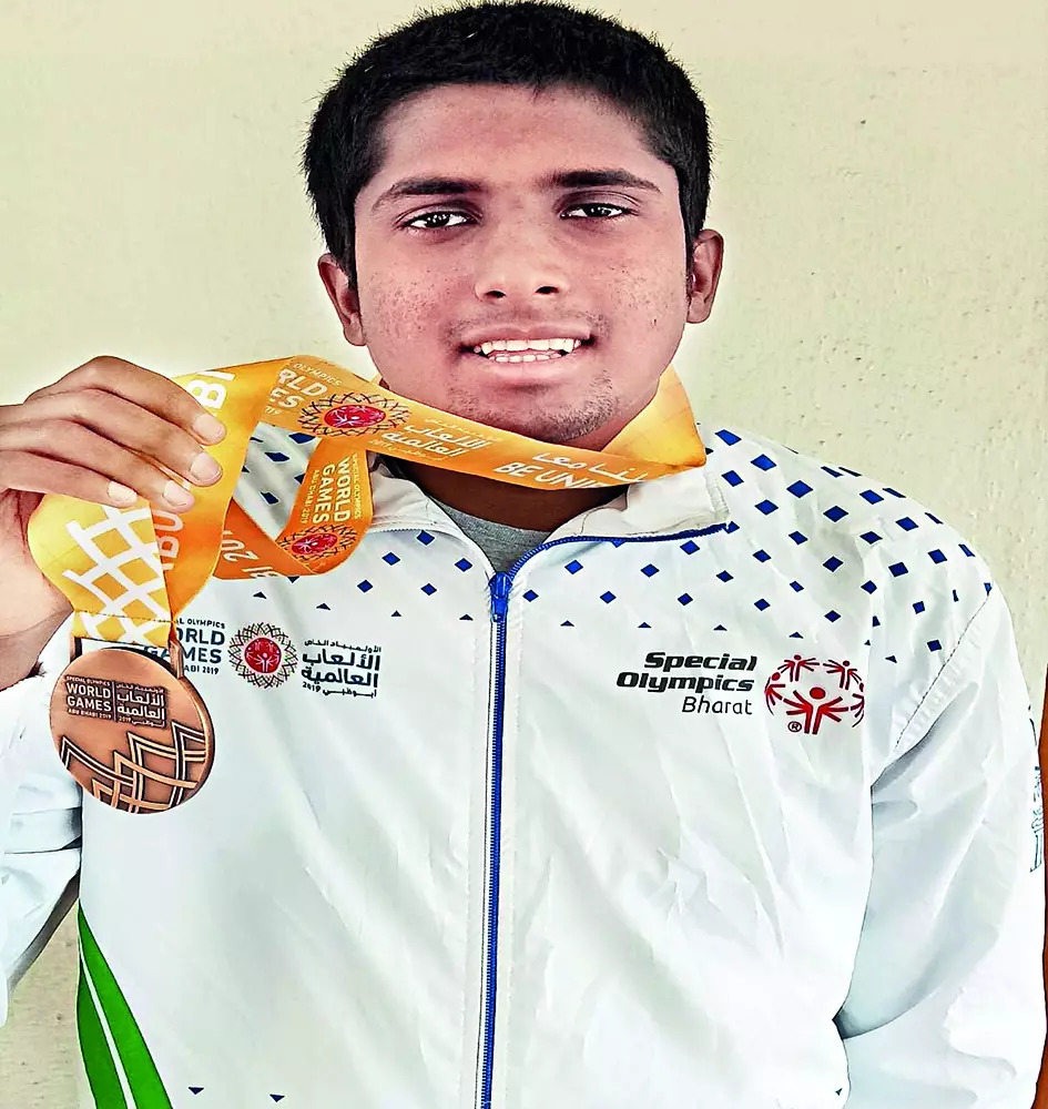 Shashank poses with his medal