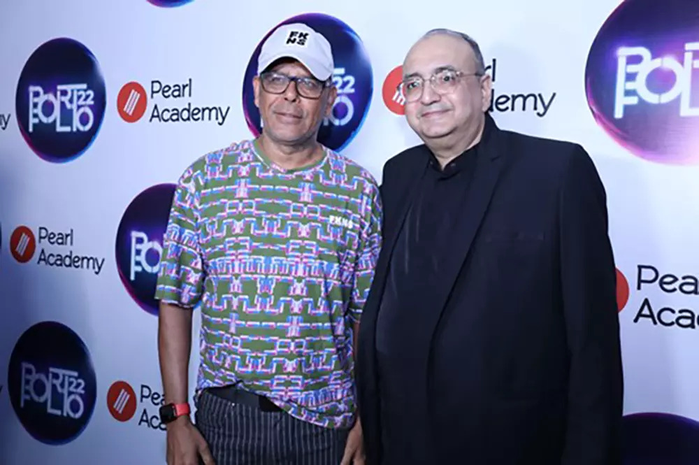 The chief guest and eminent fashion designer Mr. Narendra Kumar with Viveck Vaswani, Dean School of Contemporary Media, Pearl Academy