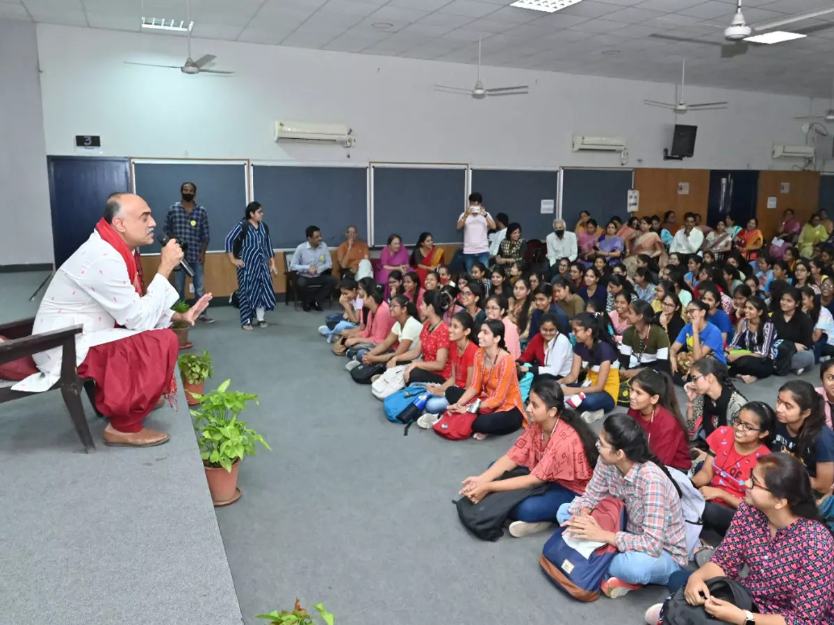 Rajit Kapur interacting with the students in Jaipur