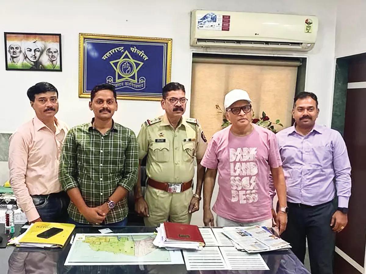 Annu Kapoor at Oshiwara police station