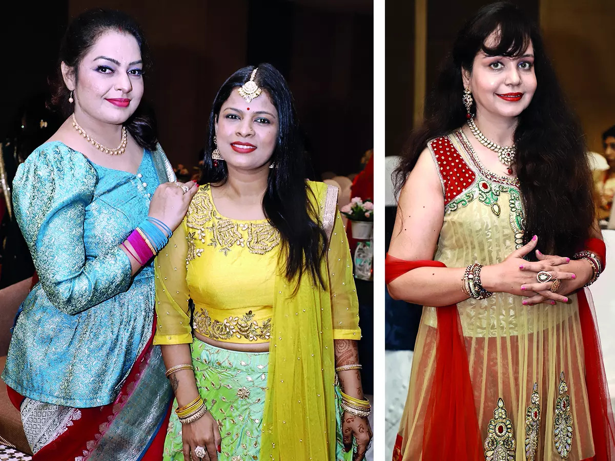 (L) Reshu and Pooja (R) Ruchi Jain
