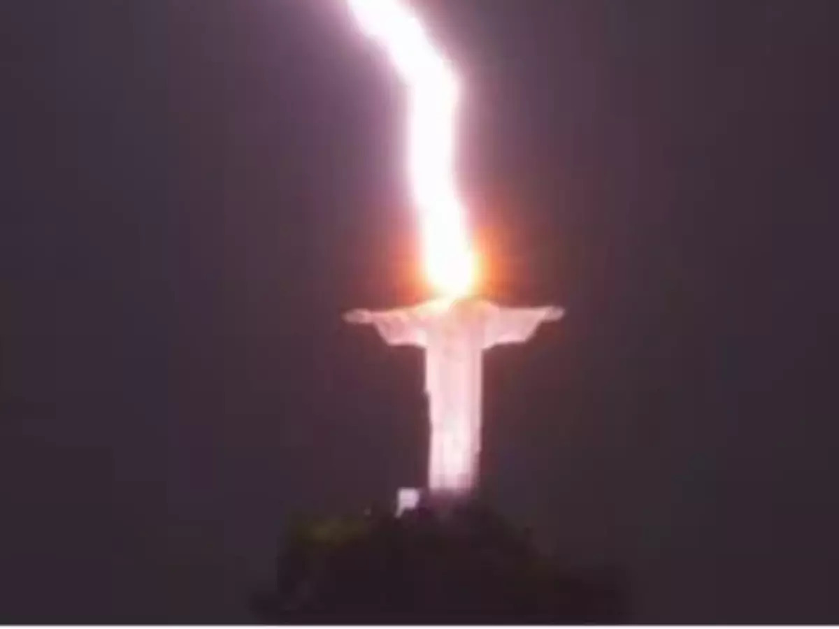 Lightning strikes Brazil's iconic statue, Christ the Redeemer, its crazy  pictures go viral!