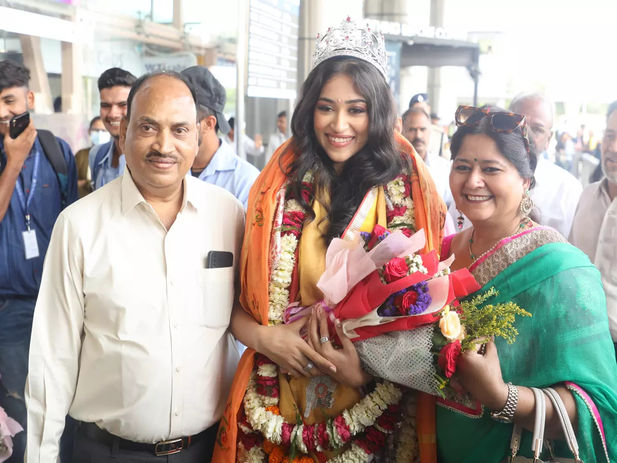 Miss India World 2023 Nandini Gupta with parents at the Jaipur airport