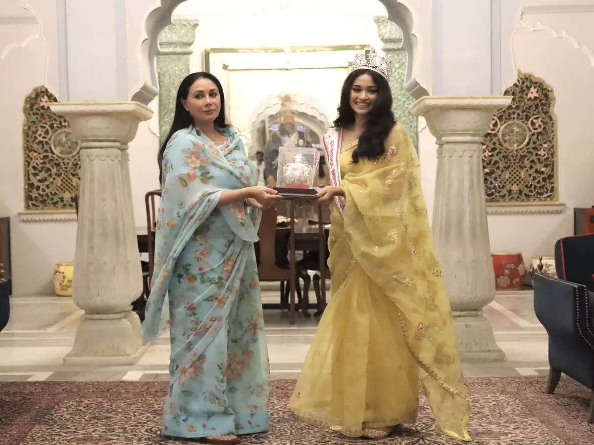 Miss India World 2023 Nandini Gupta met Diya Kumari, MP and erstwhile JAipur royal- Diya gifted her a replica of Gangajali