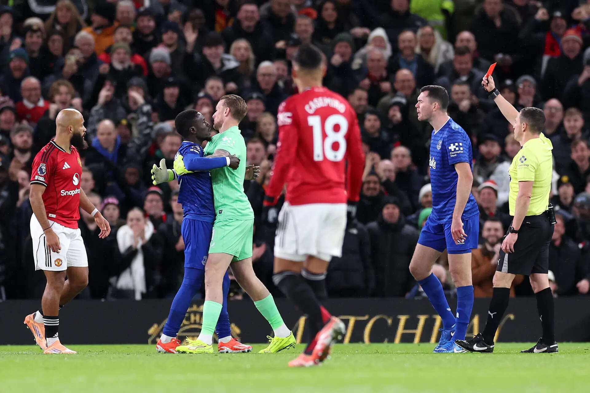 Chaos at Old Trafford! Everton win 1-0 despite Idrissa Gueye’s red card drama