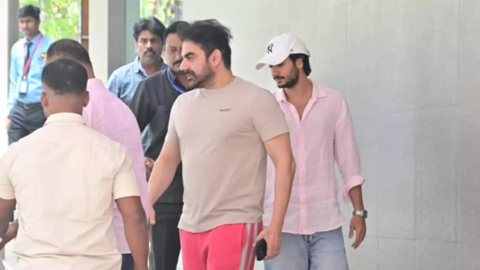 अरबाज की दूसरी बीवी का ख्याल रख रहा 22 साल का बेटा, शर्ट पहनकर अरहान पहुंचे नन्ही बहन से मिलने