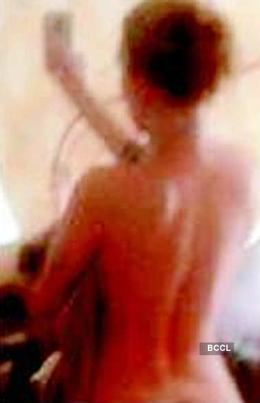 Scarlett's nude photos leaked!
