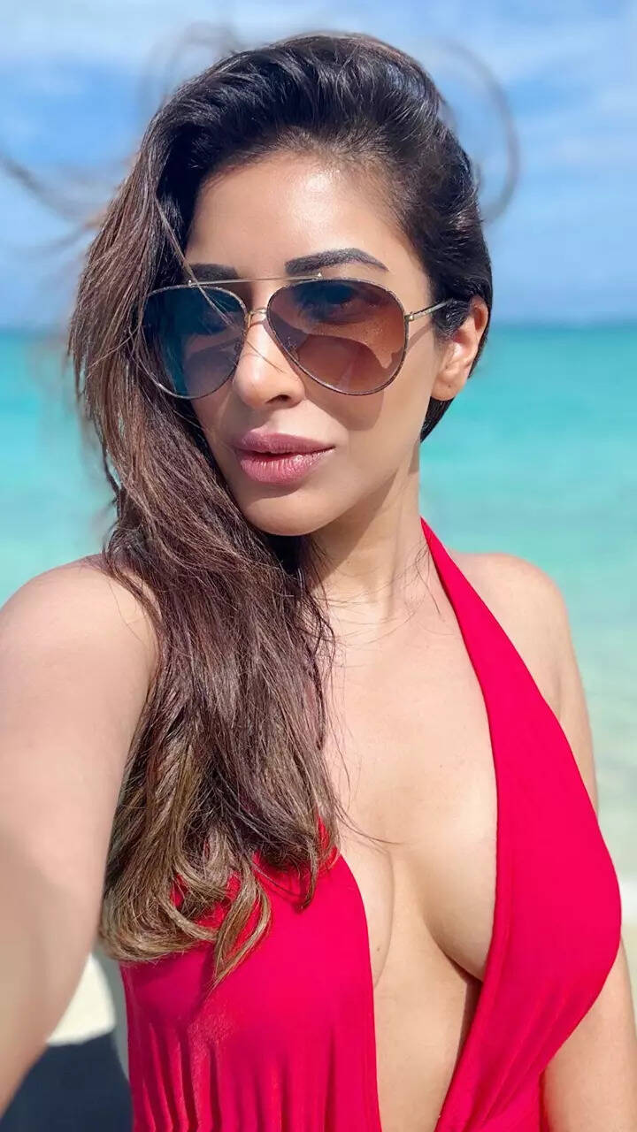 Sophie Choudry teases fans with her stunning pictures