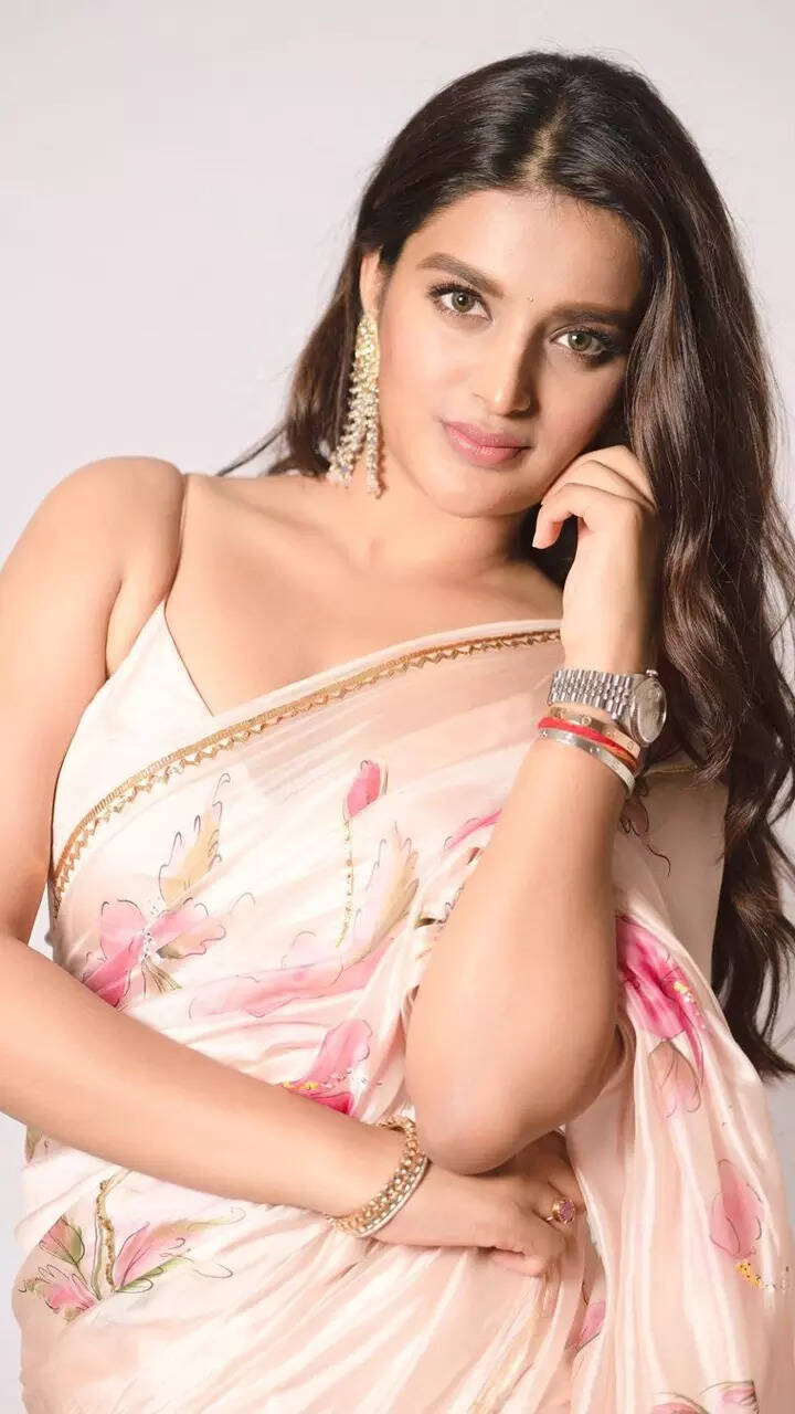 Nidhhi Agerwal gives us ethnic inspiration in stylish blouse designs