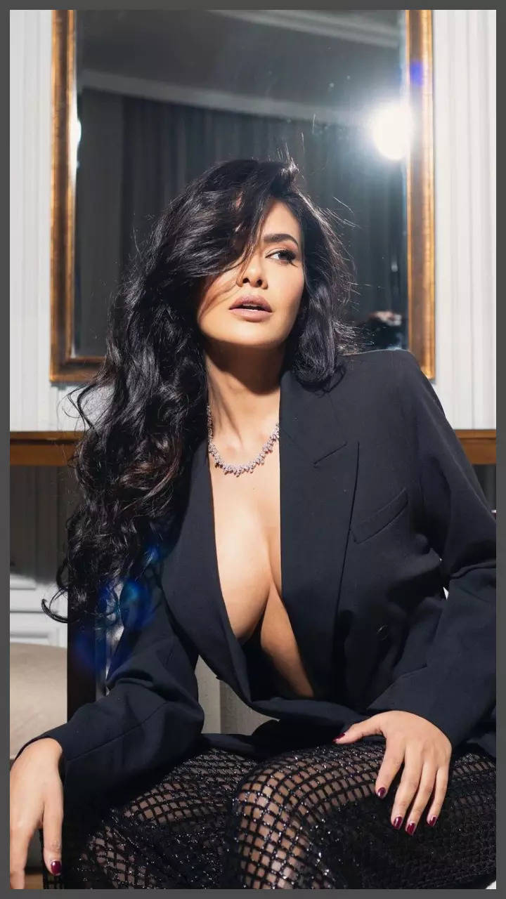 11 times Esha Gupta grabbed eyeballs with her bold photos | Times of India