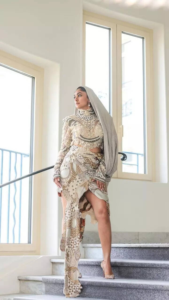 Anamika Khanna couture ensemble 