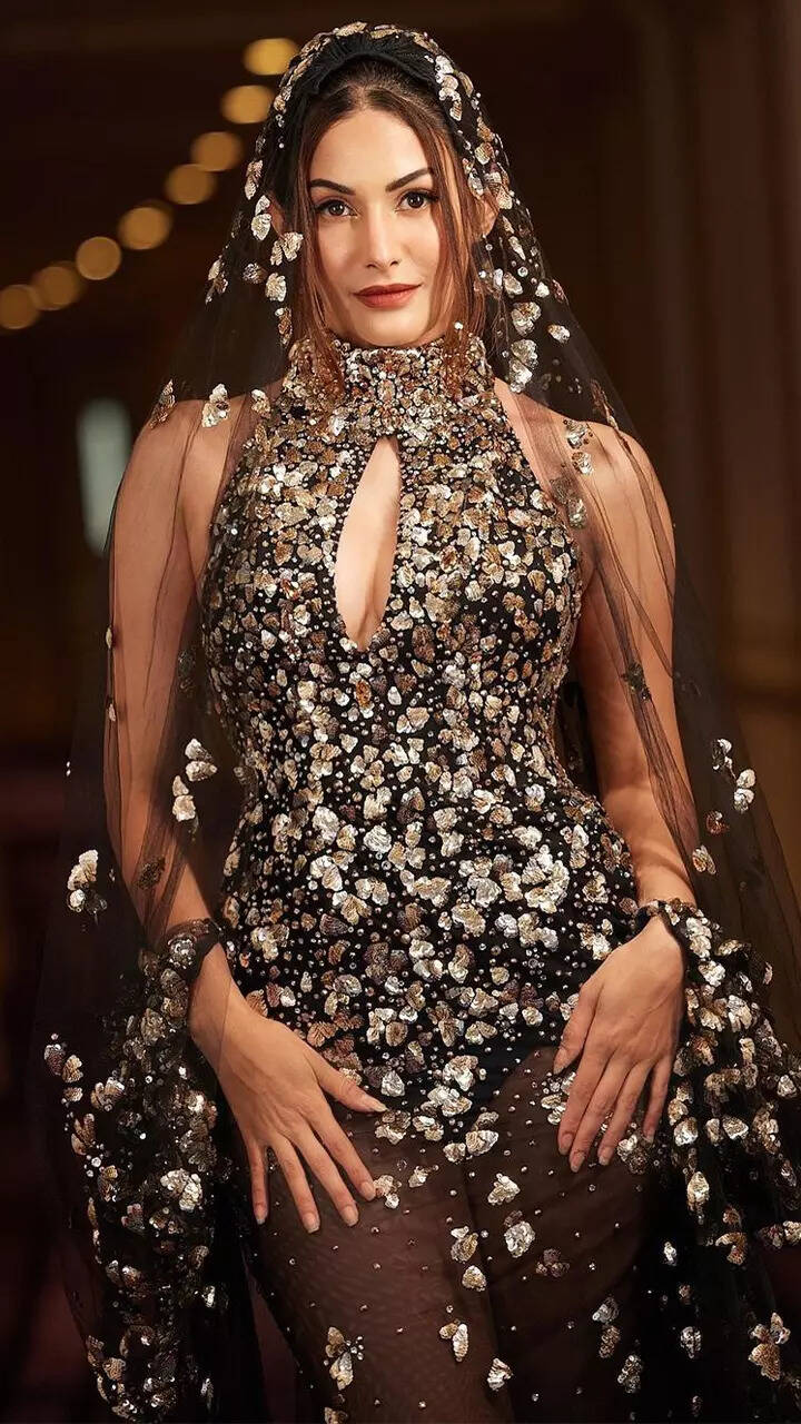 Exudes diva-like vibes​