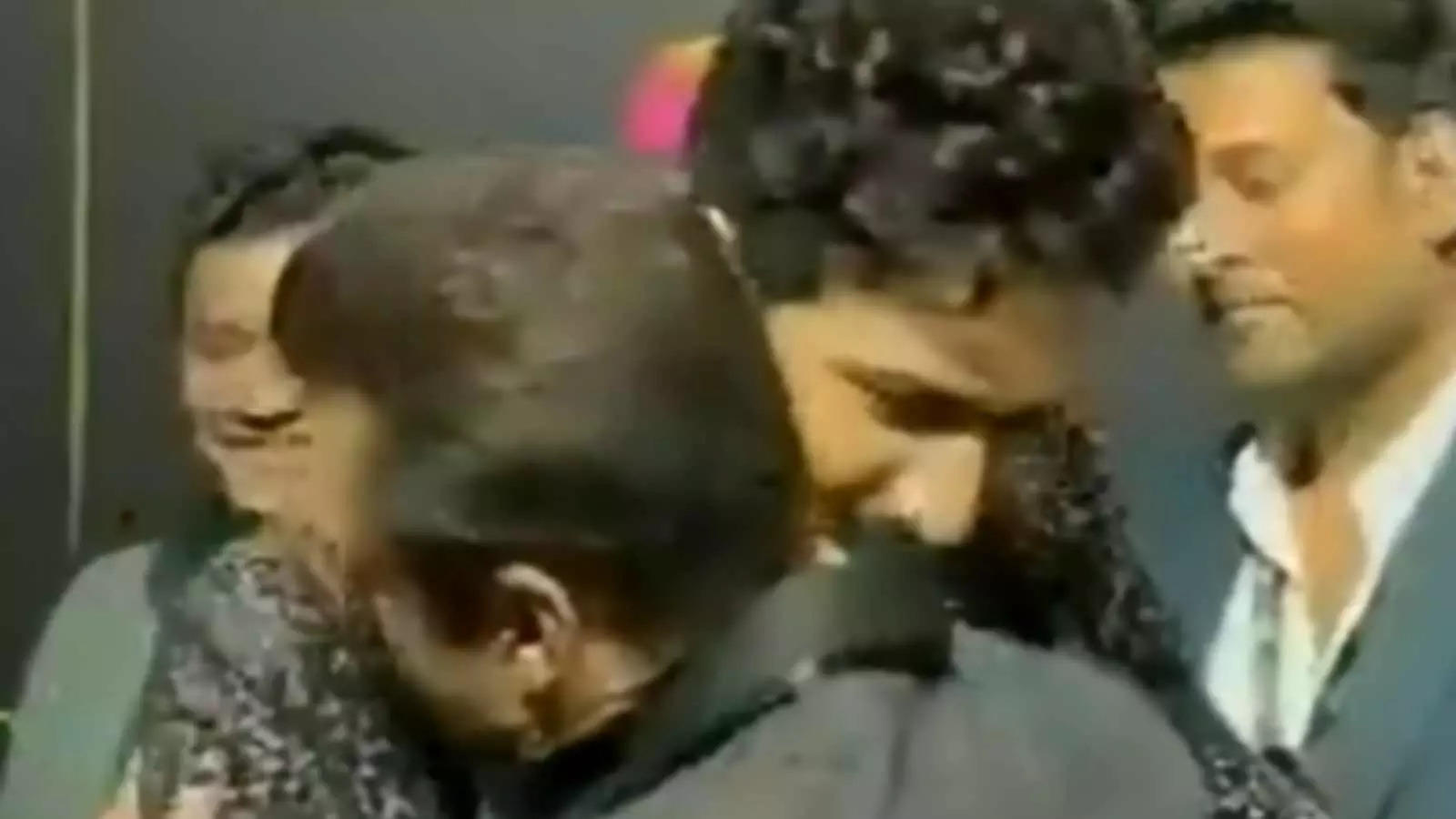 After Viral Pushing Incident Salman Khan Hugs Vicky Kaushal At An Event