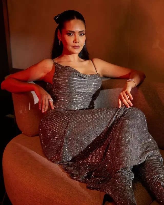 Esha Gupta gives her sequin gown an elegant touch, pictures make jaws drop