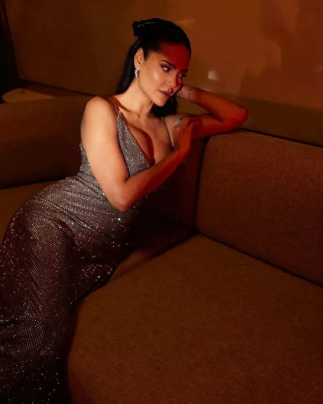 Esha Gupta gives her sequin gown an elegant touch, pictures make jaws drop
