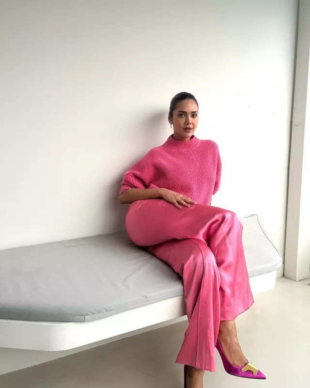 Esha Gupta gives her sequin gown an elegant touch, pictures make jaws drop