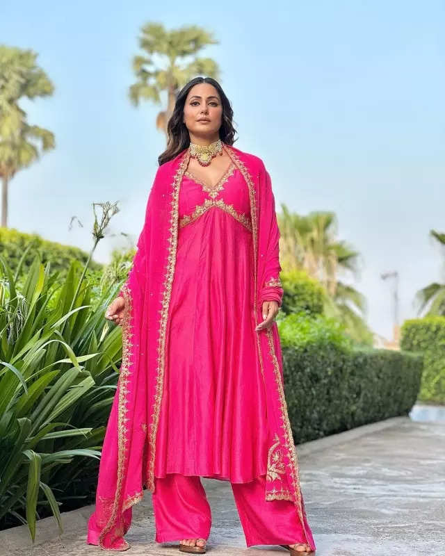 Hina Khan's ethnic fashion game hits a new high in a magnetic pink outfit, see pictures